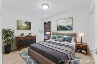 150 SW 10th St in Miami, FL - Building Photo