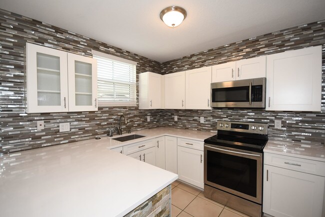 8159 W 36th Ave-Unit -4 in Hialeah, FL - Building Photo - Building Photo
