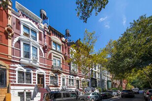 123 W 78th St in New York, NY - Building Photo