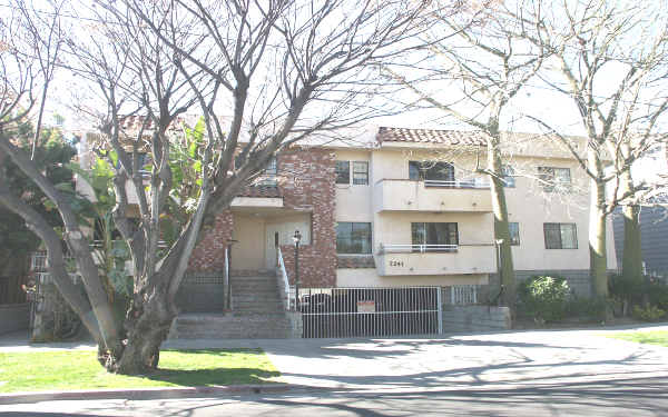 7241 Vassar Ave in Canoga Park, CA - Foto de edificio - Building Photo