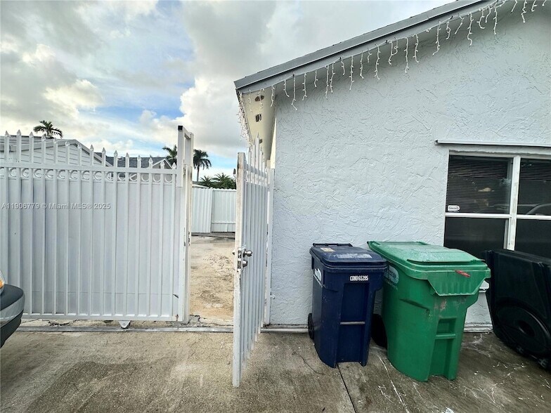 5781 NW 192nd St, Unit A in Hialeah, FL - Building Photo