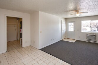 1686 S 15th Ave W in Newton, IA - Building Photo - Building Photo