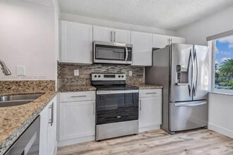 126 Riviera Cir in Weston, FL - Foto de edificio - Building Photo