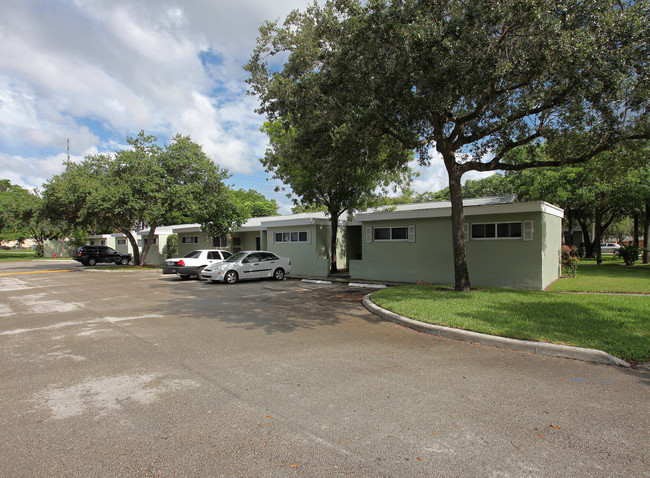 Dixie Manor in Boca Raton, FL - Foto de edificio - Building Photo