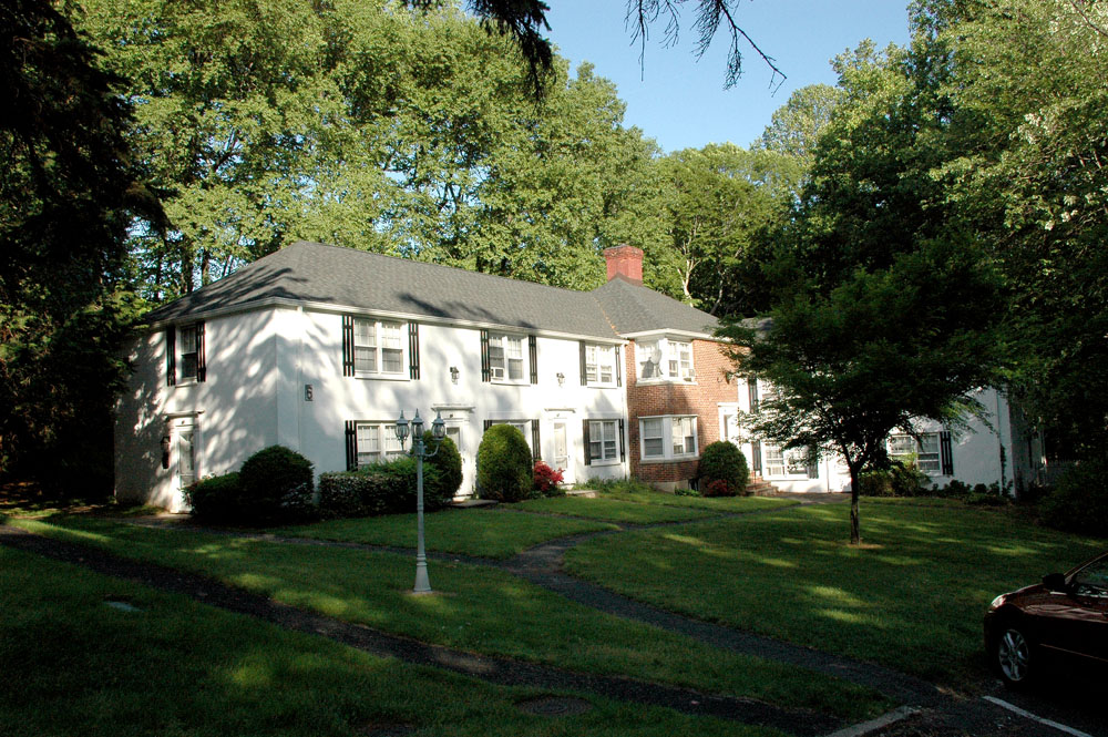 Beech Spring Village in Summit, NJ - Foto de edificio