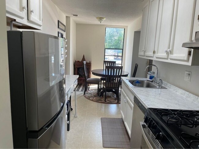 14 Shrewsbury Green Dr, Unit E