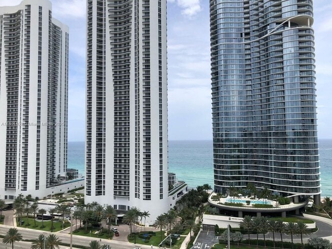 100 Bayview Dr in Sunny Isles Beach, FL - Building Photo - Building Photo