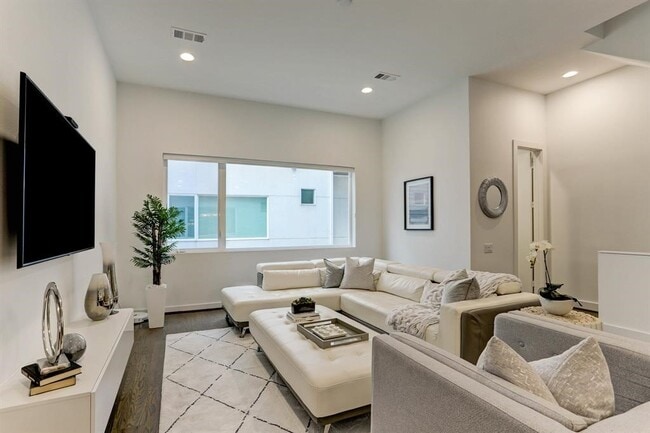 property at 5905 E Post Oak Ln