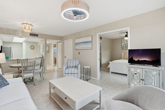 600 Neapolitan Way in Naples, FL - Building Photo - Building Photo