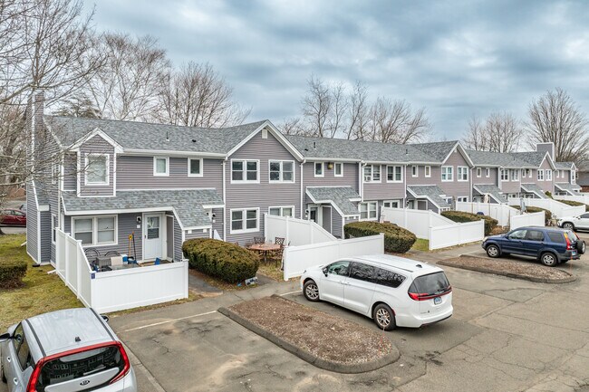 Riverview Crossing Condominiums in Branford, CT - Building Photo - Building Photo