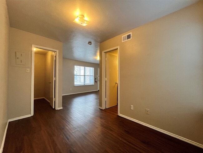 2526 W Prairie St in Denton, TX - Building Photo - Building Photo