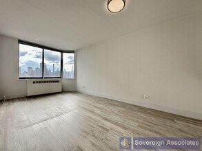 1735 York Ave in New York, NY - Foto de edificio - Building Photo