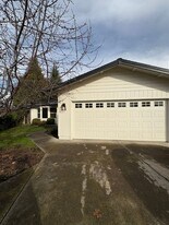 2936 Aldersgate Rd in Medford, OR - Building Photo