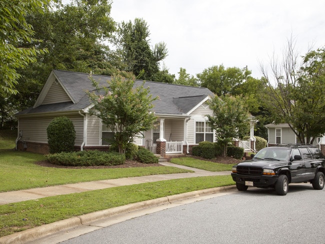 Spring Brook Meadows Senior Villas in High Point, NC - Building Photo - Building Photo