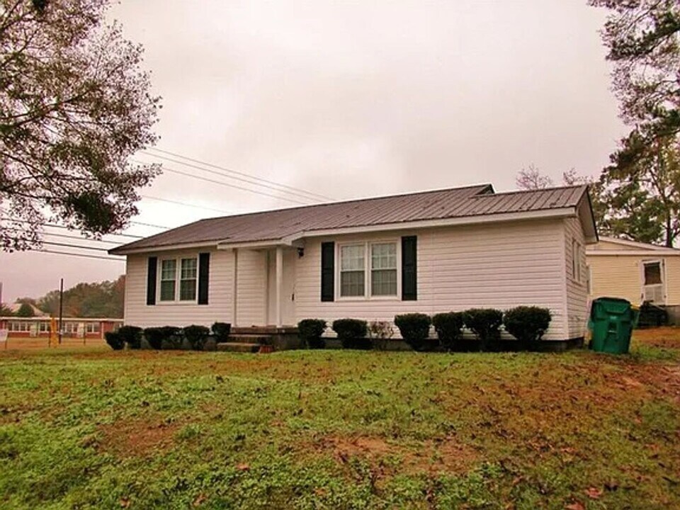 99 E Wright St in Winder, GA - Building Photo