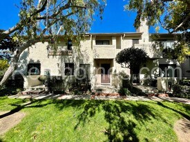 2718 Ariane Dr in San Diego, CA - Building Photo