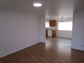 103 NW Ivy St in Prineville, OR - Foto de edificio - Building Photo
