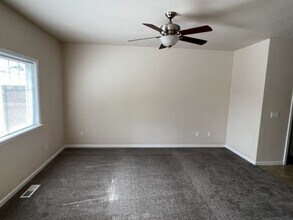 1211 Yorktown Ln in Medford, OR - Building Photo - Building Photo