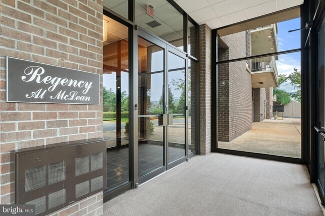 1800 Old Meadow Rd, Unit 1218 in McLean, VA - Foto de edificio - Building Photo