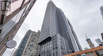 8 Wellesley St W in Toronto, ON - Building Photo