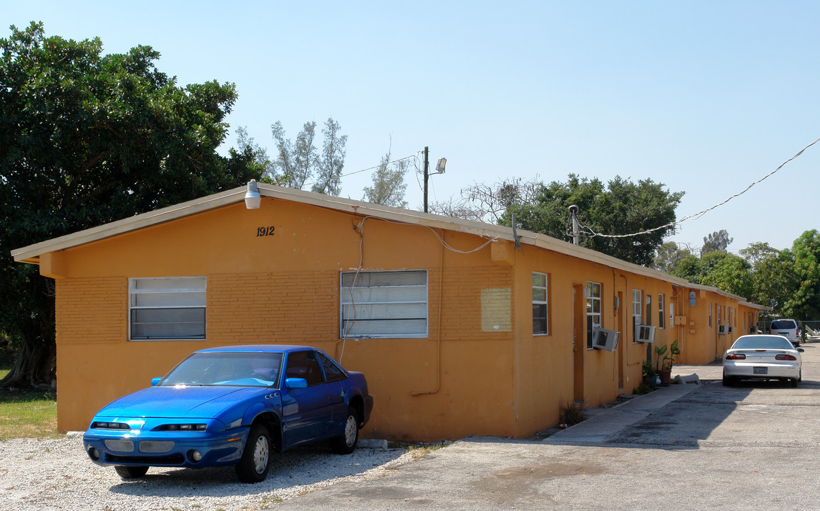 1912-1916 NW 28th St in Oakland Park, FL - Building Photo