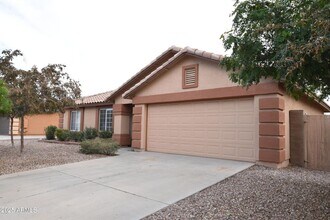2213 S Tucana Ln in Gilbert, AZ - Building Photo - Building Photo