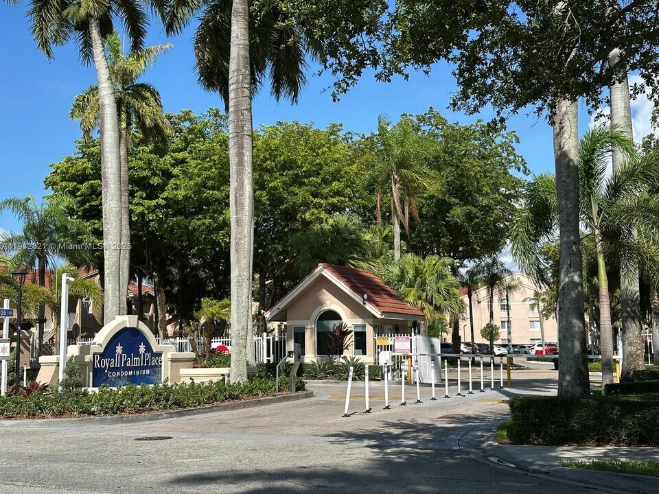 10630 SW 158th Ct in Miami, FL - Building Photo