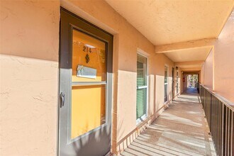 8911 Blind Pass Rd in St Pete Beach, FL - Foto de edificio - Building Photo