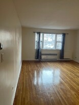 921 E 86th St, Unit 1 Apartamentos