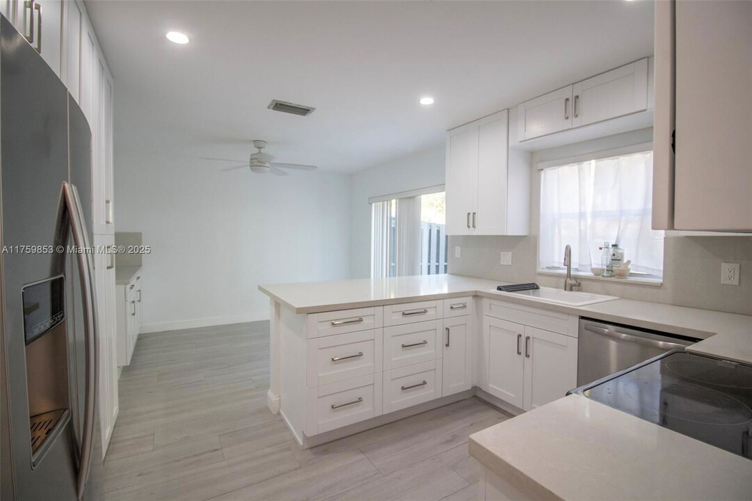 4844 Grapevine Wy in Davie, FL - Building Photo