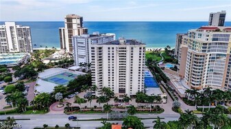 4451 Gulf Shore Blvd N in Naples, FL - Building Photo