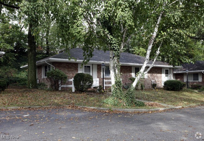 565 West Ave in Tallmadge, OH - Building Photo