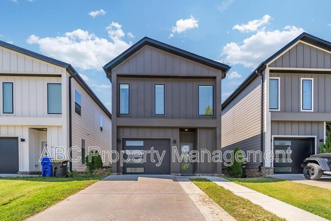 property at 608 W Maple St