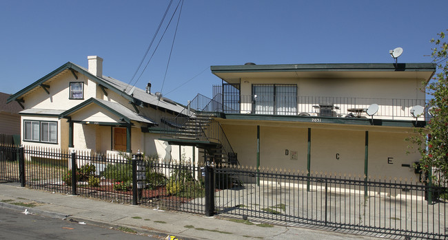 2031 69th Ave in Oakland, CA - Foto de edificio - Building Photo