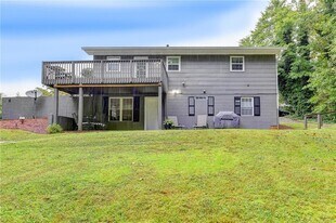 6490 Tuggle Dr in Buford, GA - Building Photo