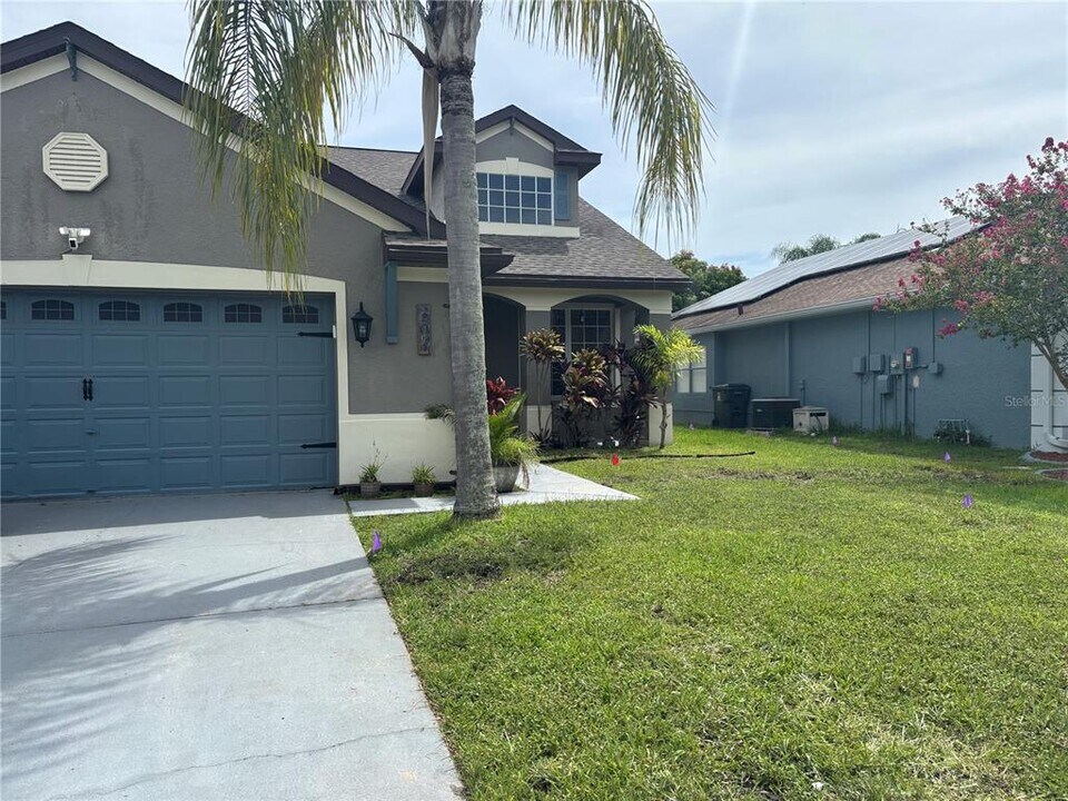 304 Tavernier Dr in Oldsmar, FL - Building Photo