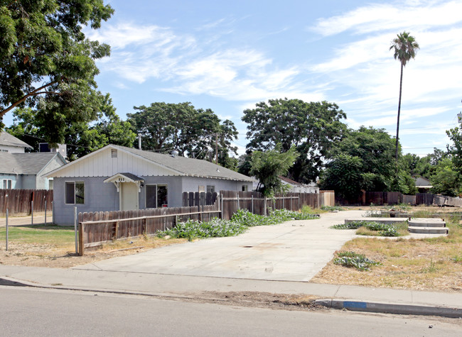 726 Benson Ave in Modesto, CA - Foto de edificio - Building Photo