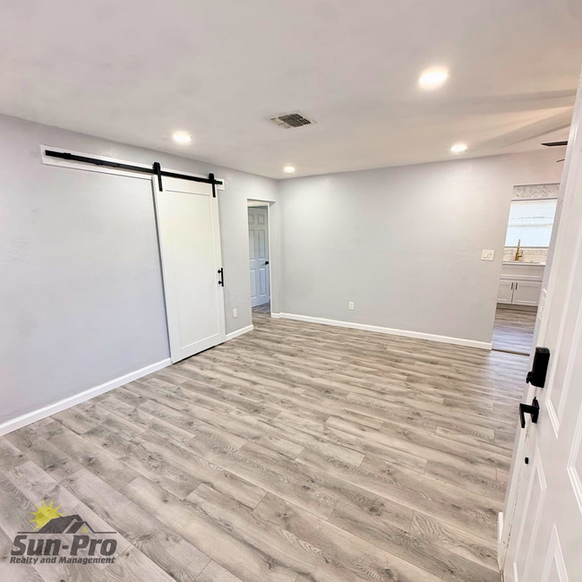 332 S Seneca Blvd in Daytona Beach, FL - Foto de edificio - Building Photo