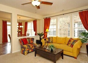 130 Longchamp Ln in Cary, NC - Foto de edificio - Building Photo