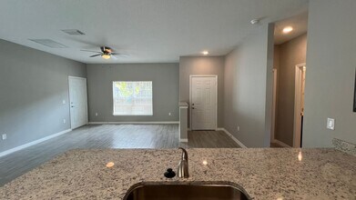 826 Peyton Ave in Palm Bay, FL - Foto de edificio - Building Photo