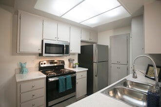 River Oaks in Riverside, CA - Building Photo - Building Photo