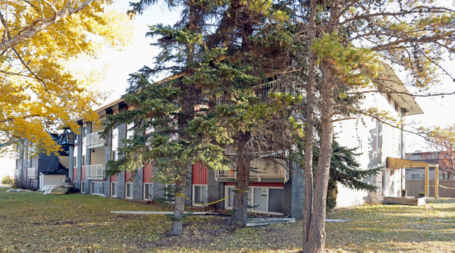 6410 90th Ave NW in Edmonton, AB - Building Photo - Building Photo