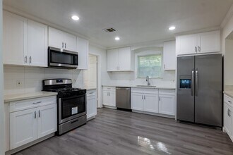 1000 Plymouth Dr in Austin, TX - Building Photo - Building Photo