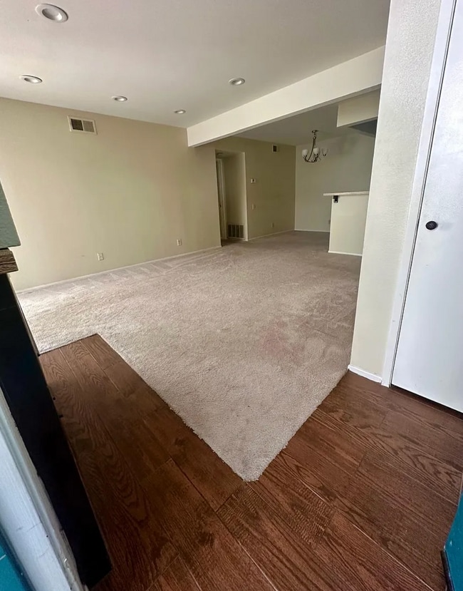 2491 Chandler Ave, Unit 229 in Simi Valley, CA - Foto de edificio - Building Photo