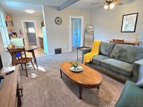 1303 8th St E, Unit 2 in Menomonie, WI - Foto de edificio - Building Photo