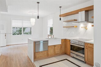 726 Meridian Ave in Miami Beach, FL - Building Photo - Building Photo