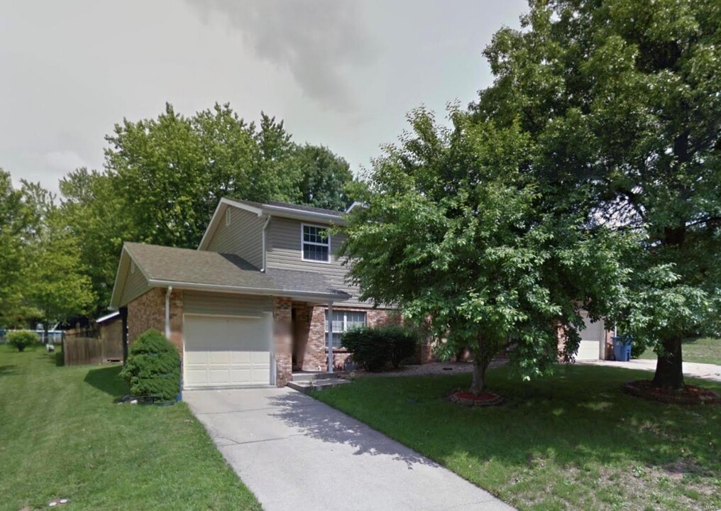 11 Twin Oaks Dr in Shiloh, IL - Building Photo