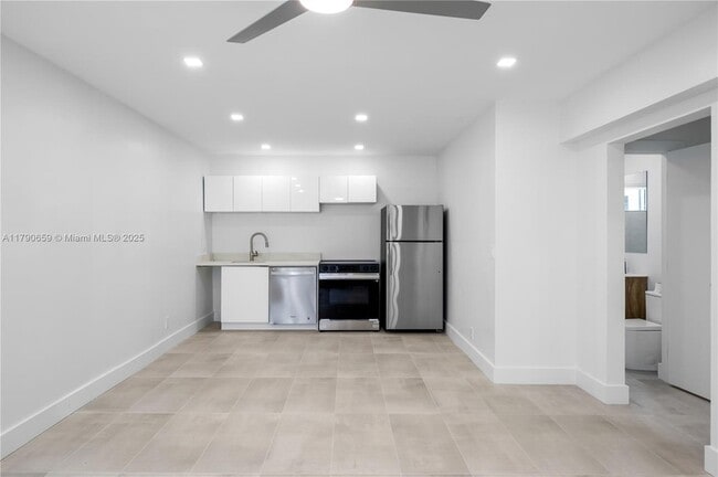551 NE 26th St, Unit 3 in Wilton Manors, FL - Building Photo - Building Photo