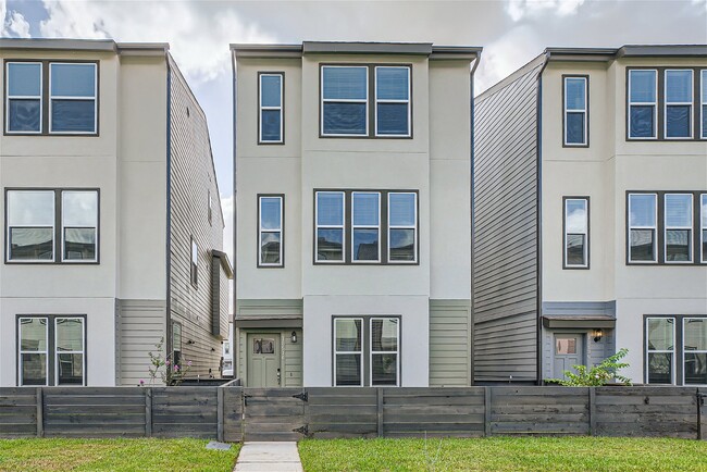 Centro Modern Homes in Shenandoah, TX - Foto de edificio - Building Photo