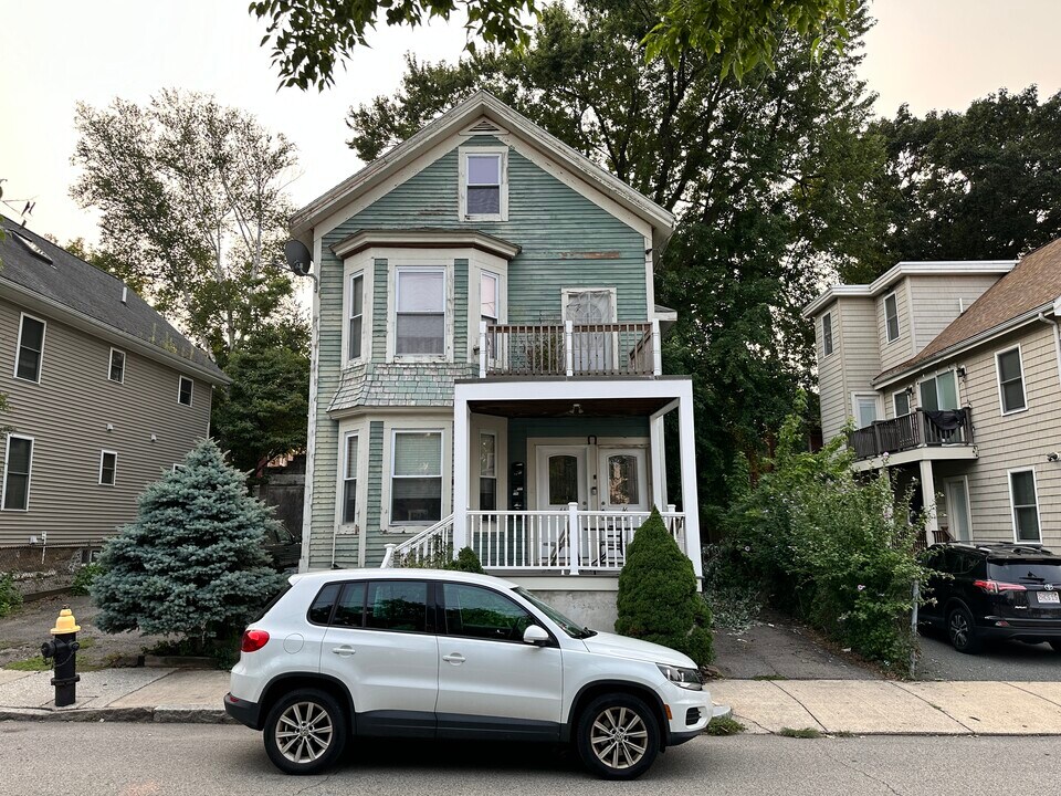 44 Tuttle St, Unit 1 in Boston, MA - Foto de edificio